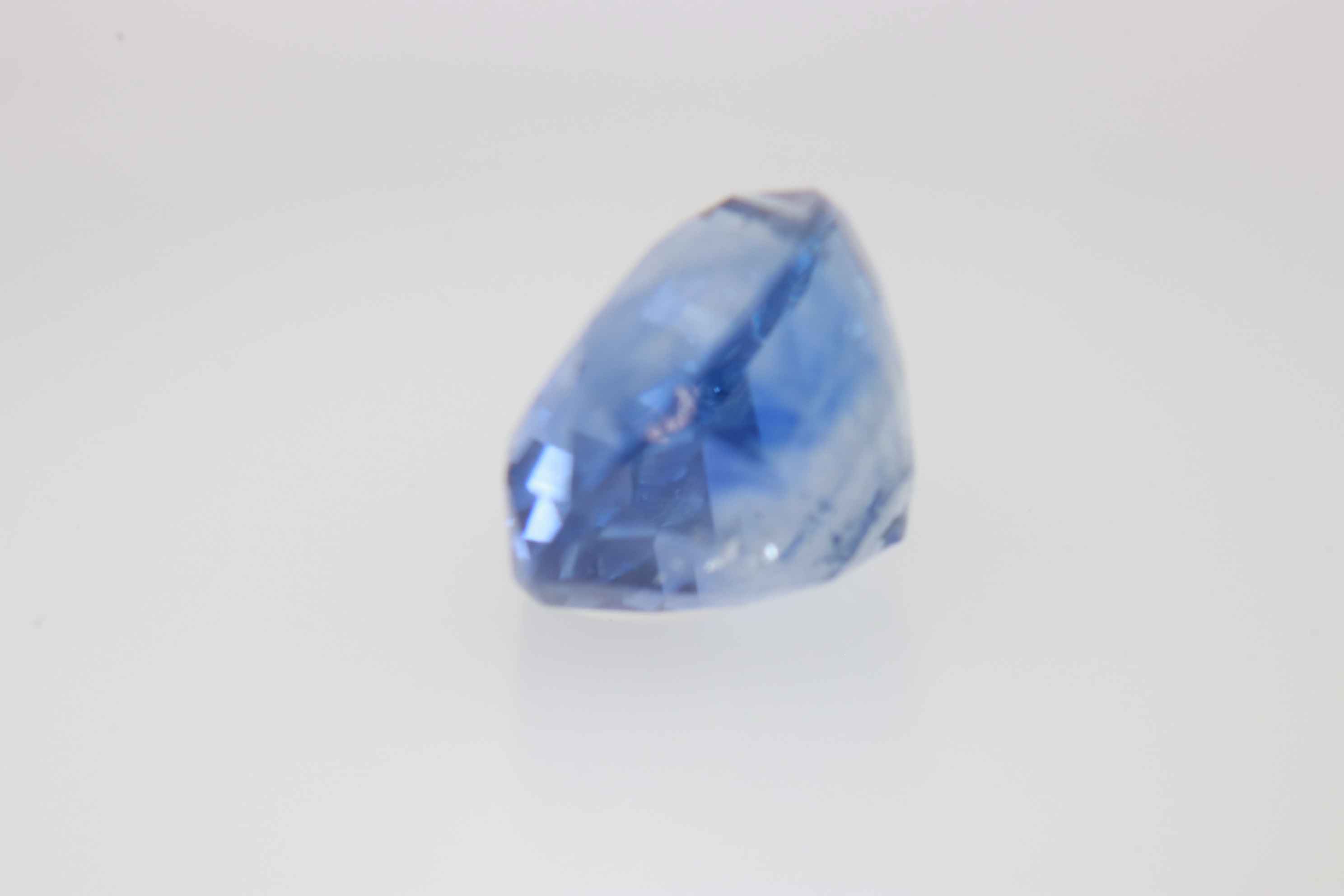 3.0ct Cornflower Blue Sapphire VSI Oval Shape (8.5x7.5x5.6 mm) Unheated gemstone from Sri Lanka