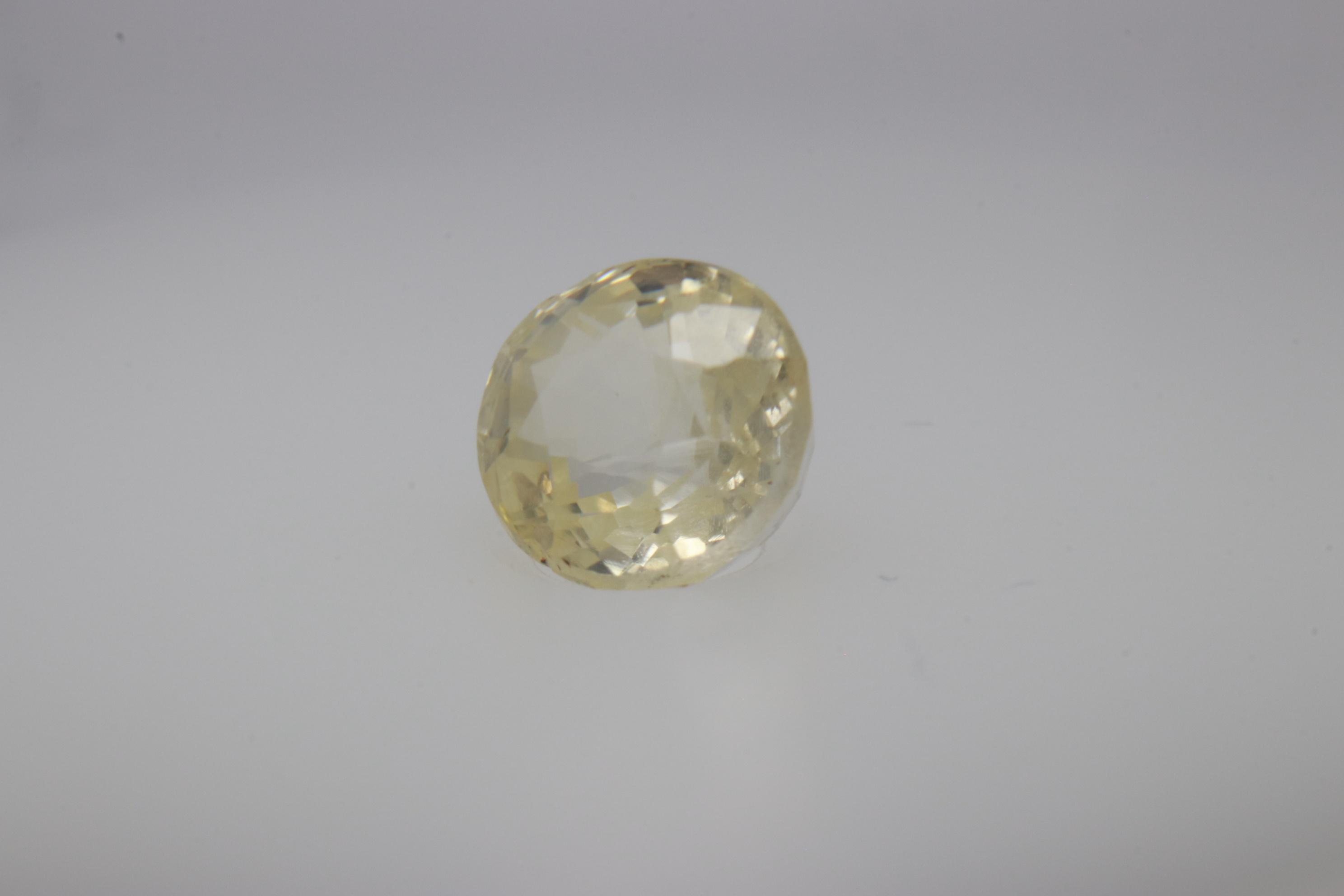 1ct Light Yellow Sapphire Vs1 Oval Shape (5.5x5.1x3.7 mm) Unheated gemstone from Sri Lanka