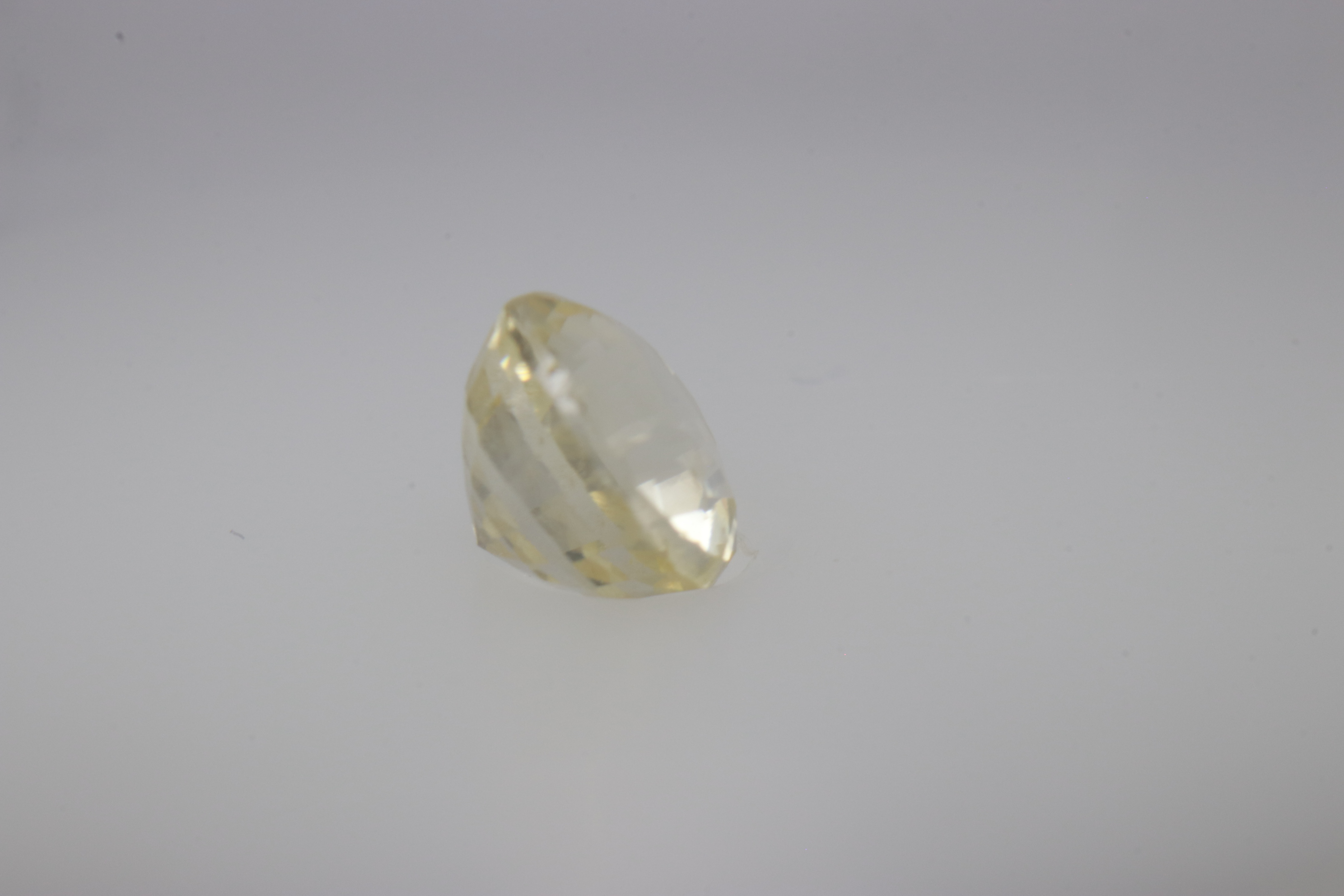 1ct Light Yellow Sapphire Vs1 Oval Shape (5.5x5.1x3.7 mm) Unheated gemstone from Sri Lanka