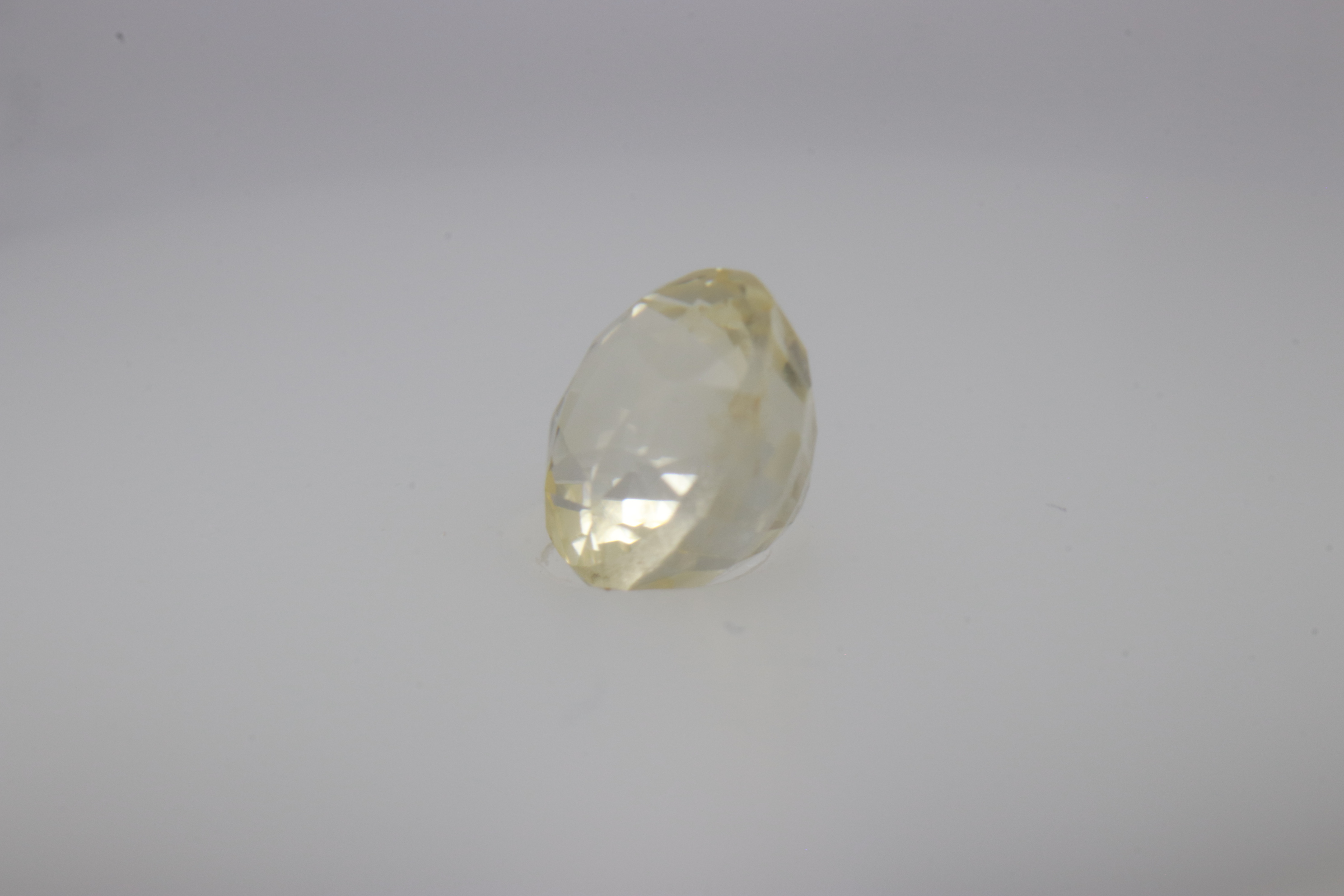 1ct Light Yellow Sapphire Vs1 Oval Shape (5.5x5.1x3.7 mm) Unheated gemstone from Sri Lanka
