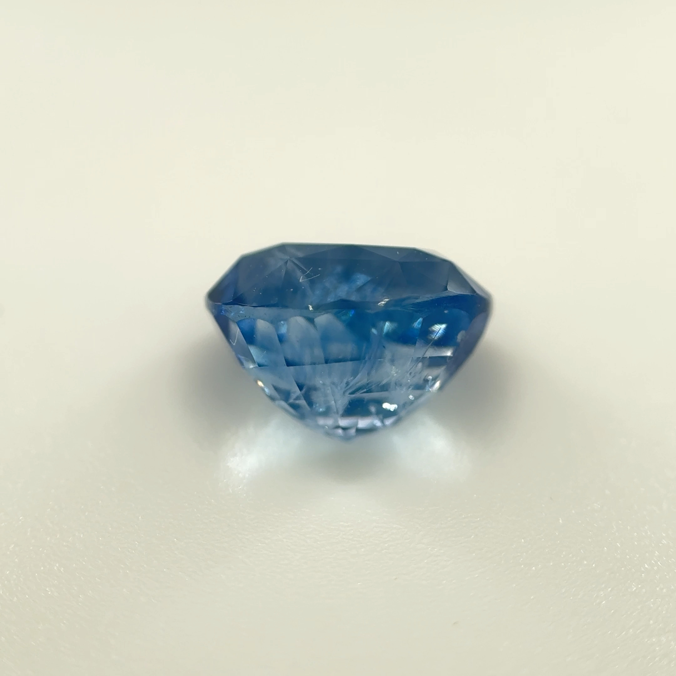 3.0ct Cornflower Blue Sapphire VSI Oval Shape (8.5x7.5x5.6 mm) Unheated gemstone from Sri Lanka