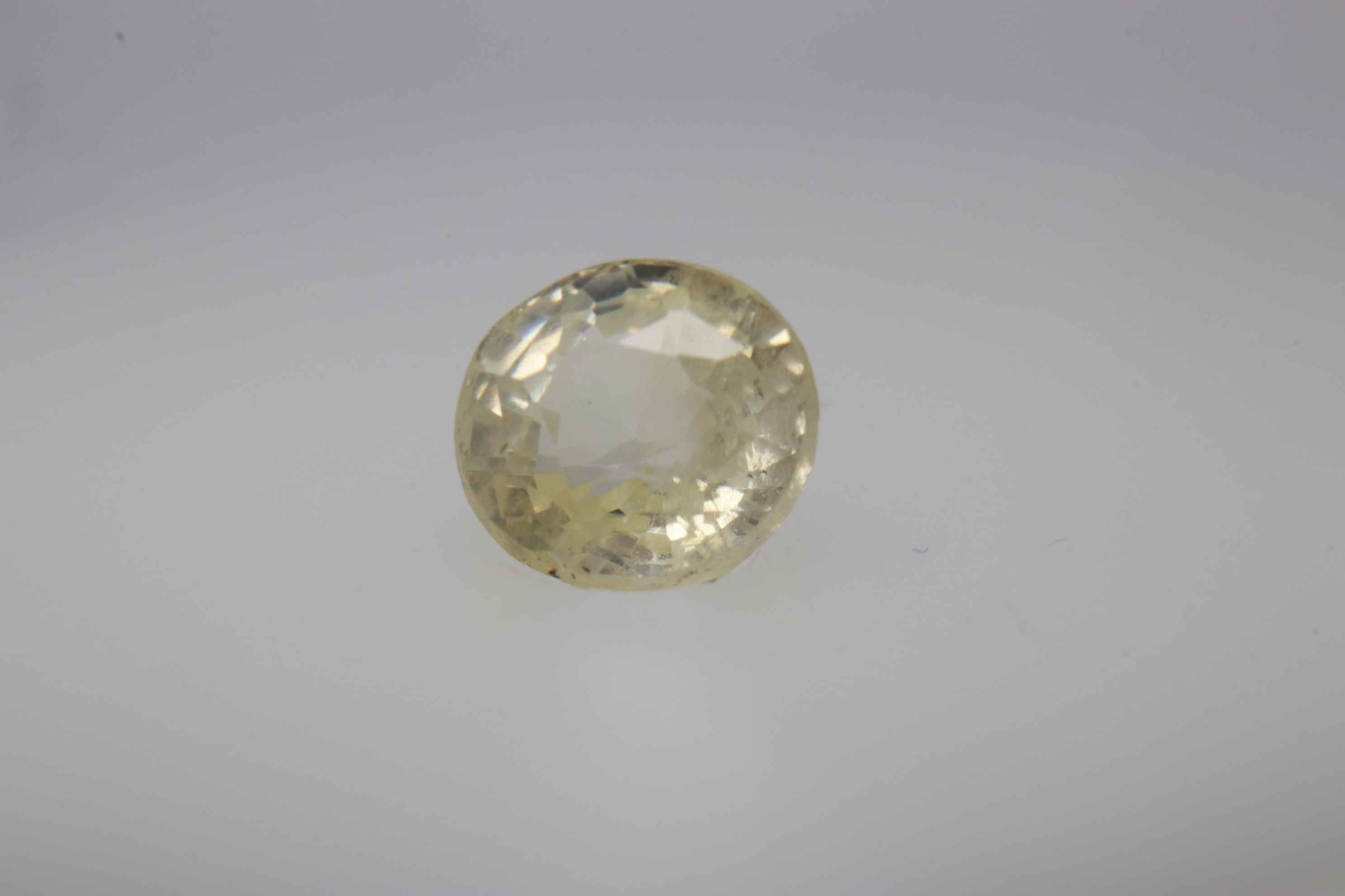1ct Light Yellow Sapphire Vs1 Oval Shape (5.5x5.1x3.7 mm) Unheated gemstone from Sri Lanka