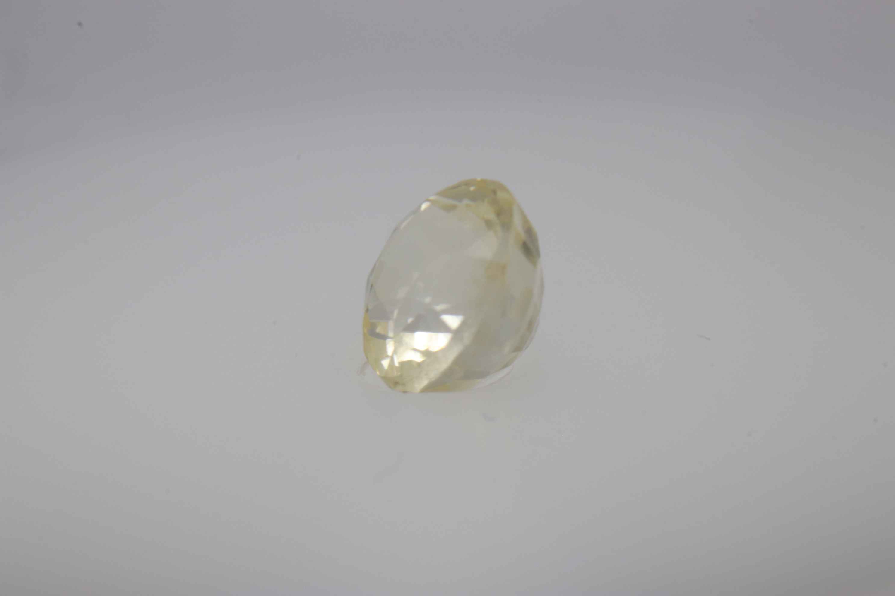1ct Light Yellow Sapphire Vs1 Oval Shape (5.5x5.1x3.7 mm) Unheated gemstone from Sri Lanka