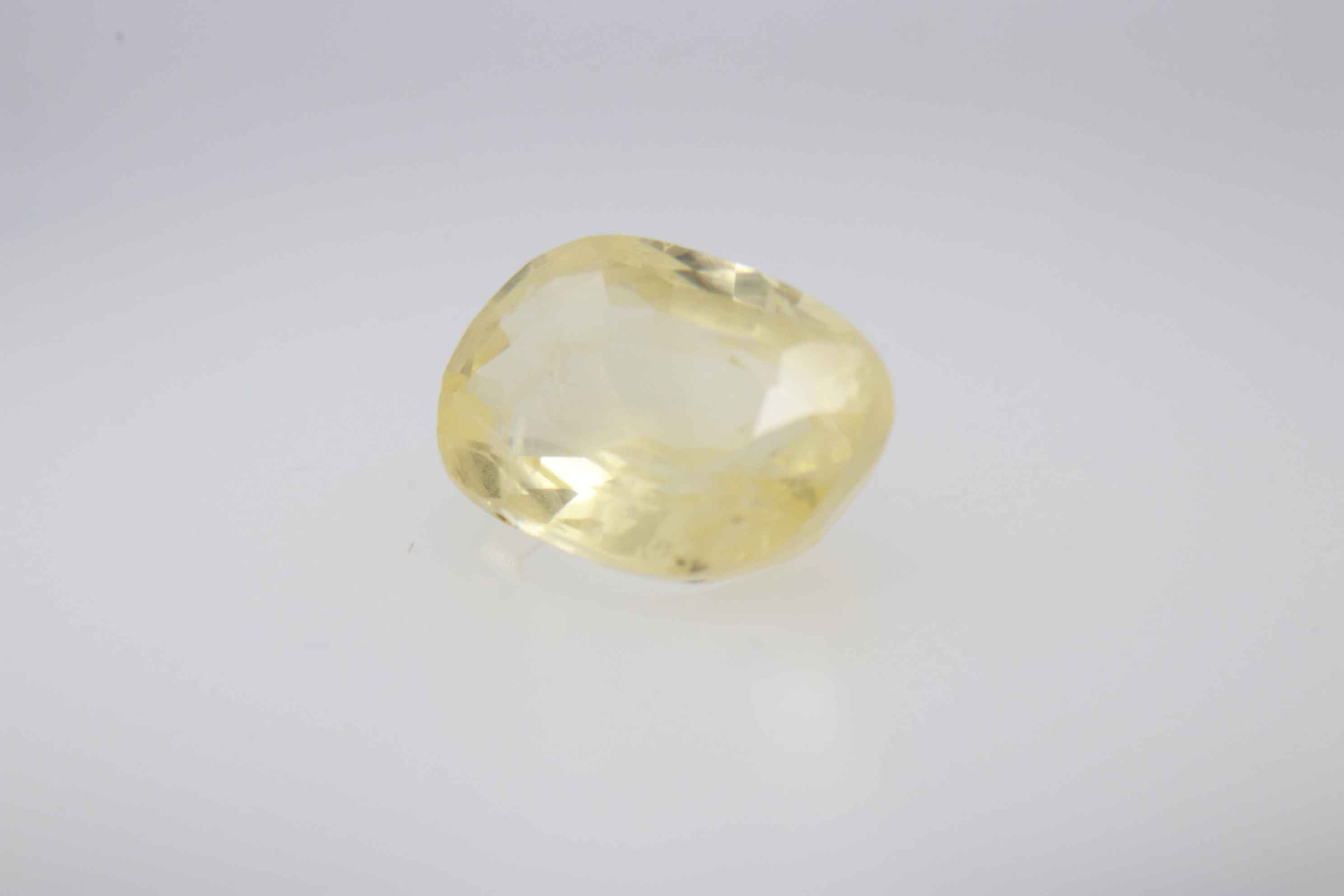 1.4ct Yellow Sapphire VVS1 Oval Shape (3.4x7.5x5.1 mm) Unheated gemstone from Sri Lanka