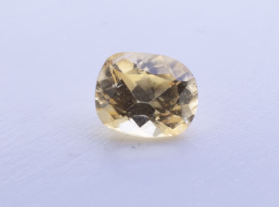 1.3ct Light Goldenrod Yellow Garnet VVS Oval Shape (6.8x5.3x3.7 mm) Unheated gemstone from Sri Lanka