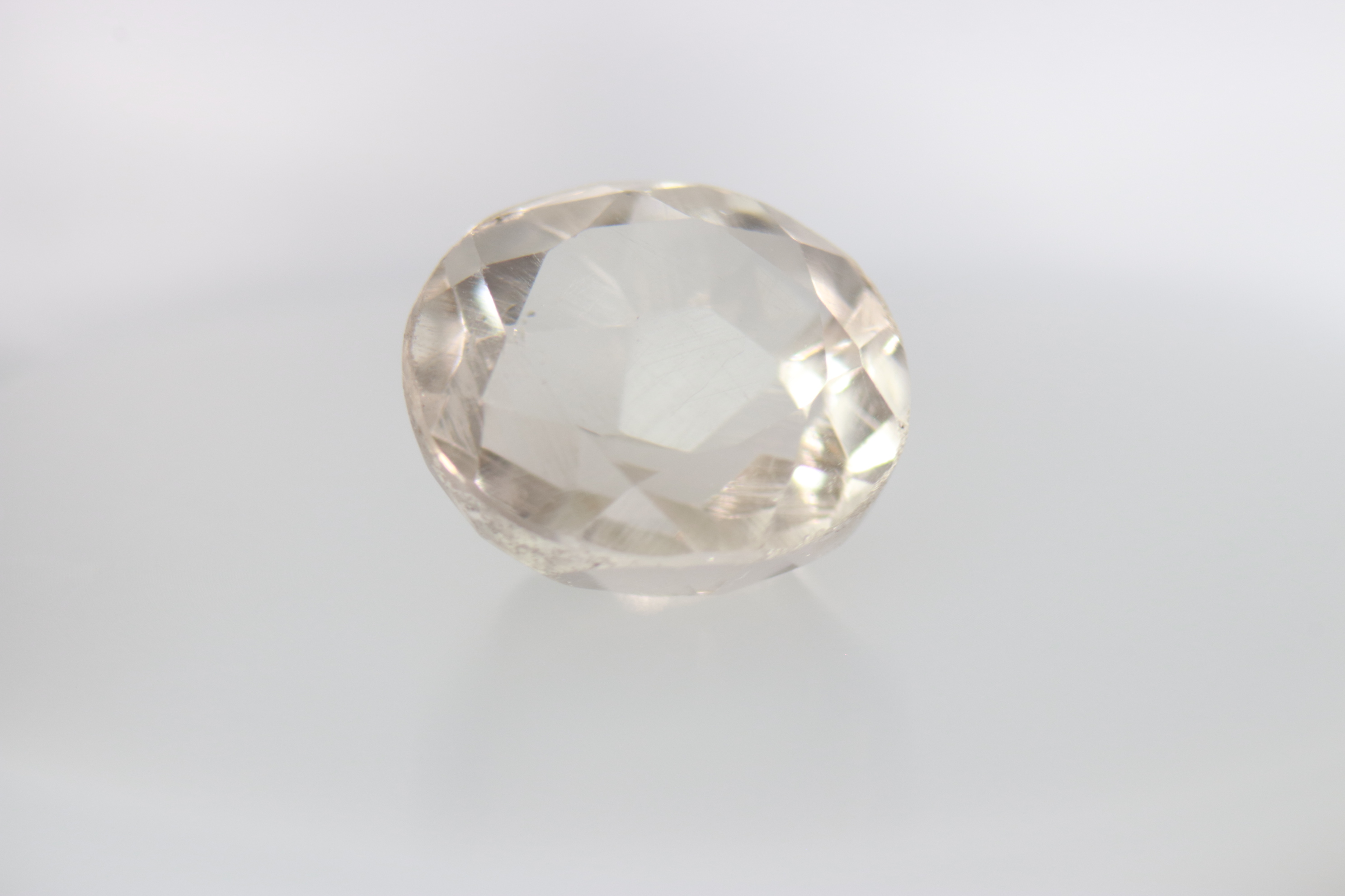 3.7ct White - Off Spinel Vs1 Round Shape (0x9.8x5.8 mm) Unheated gemstone from Sri Lanka