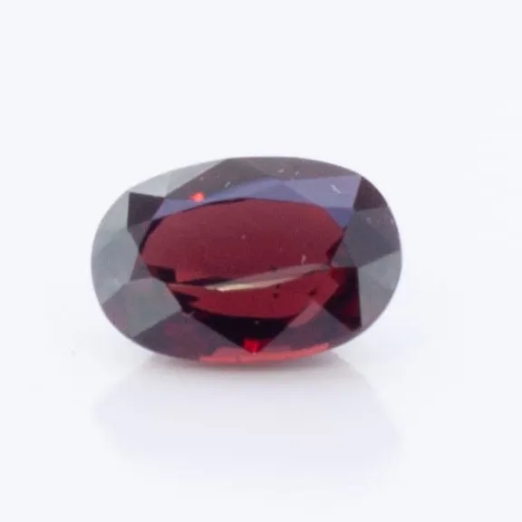 3.7ct Red Garnet VVS Oval Shape (10.5x7.2x5.3 mm) Unheated gemstone from Ceylon