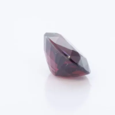 3.7ct Red Garnet VVS Oval Shape (10.5x7.2x5.3 mm) Unheated gemstone from Ceylon