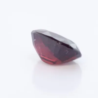 3.7ct Red Garnet VVS Oval Shape (10.5x7.2x5.3 mm) Unheated gemstone from Ceylon