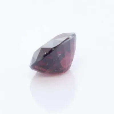 3.7ct Red Garnet VVS Oval Shape (10.5x7.2x5.3 mm) Unheated gemstone from Ceylon